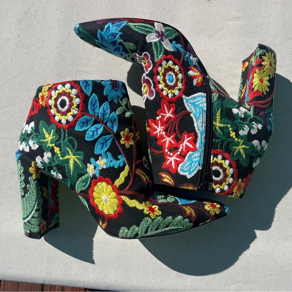 Stuart Weitzman Women’s bootie in botanical embroidery size 10 heel 3.8” - Picture 2 of 7